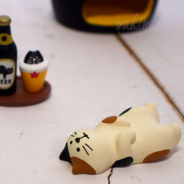 猫のマスコット ヘソ天猫☆デコレ(DECOLE)concombre まったり