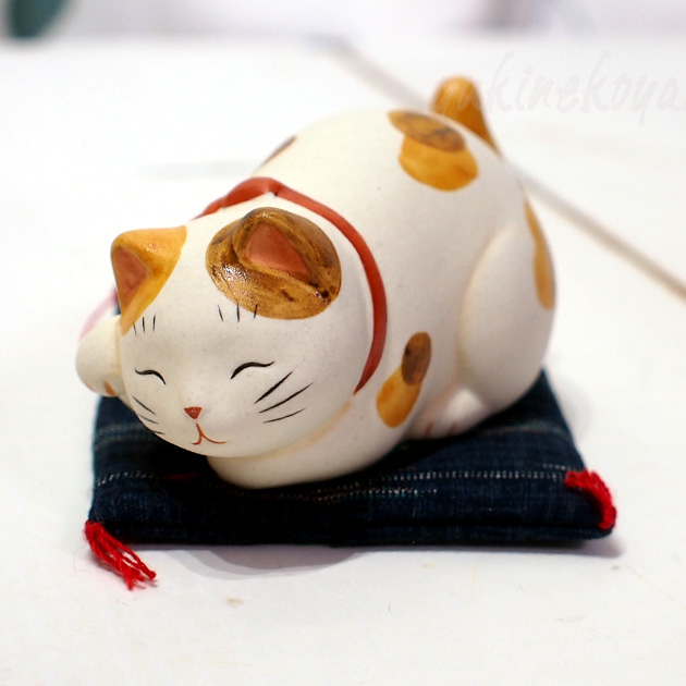 招き猫の置物　陶塑　金運招き猫（寝そべり）【薬師窯・なつかし屋】