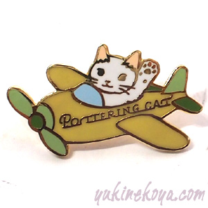 猫ピンズ　飛行機　白猫